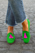 Mocassin vert à pompon fuchsia