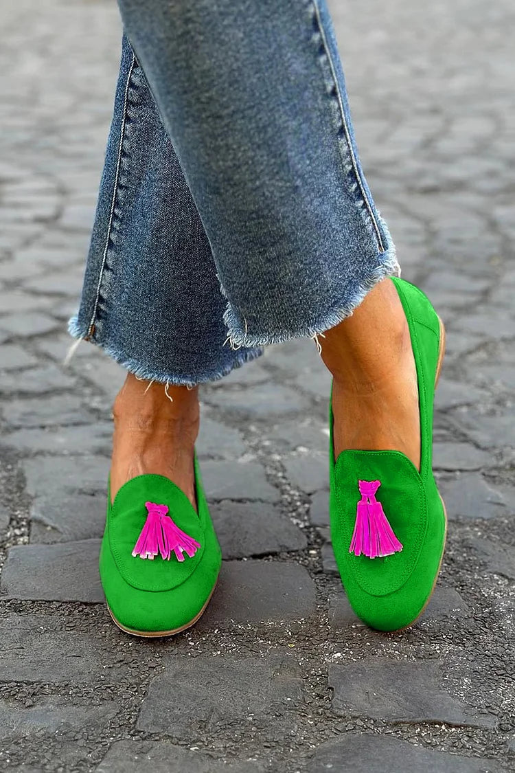 Mocassin vert à pompon fuchsia
