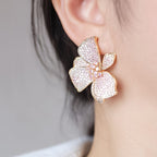 Élégante puce d'oreille fleur scintillante en zircone