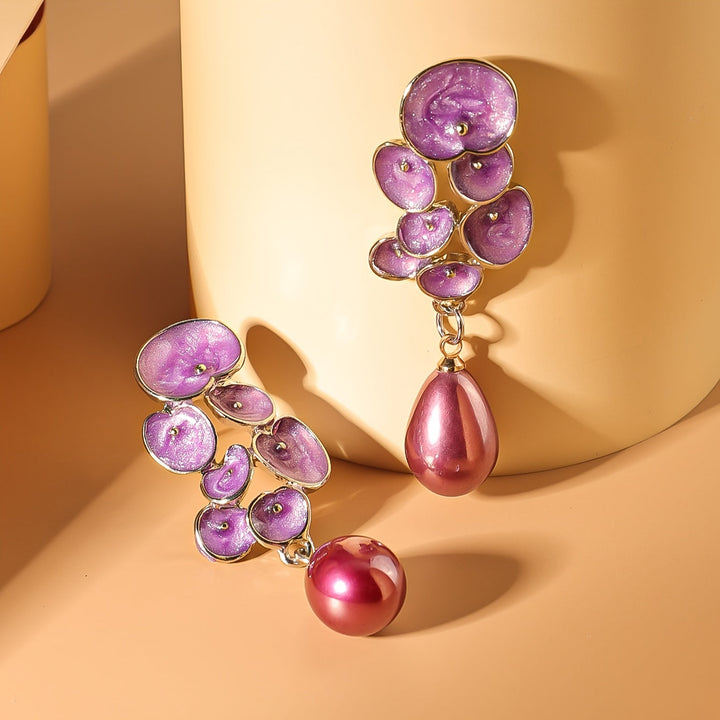 Pendientes colgantes florales esmaltados en verde con lágrima de jade  