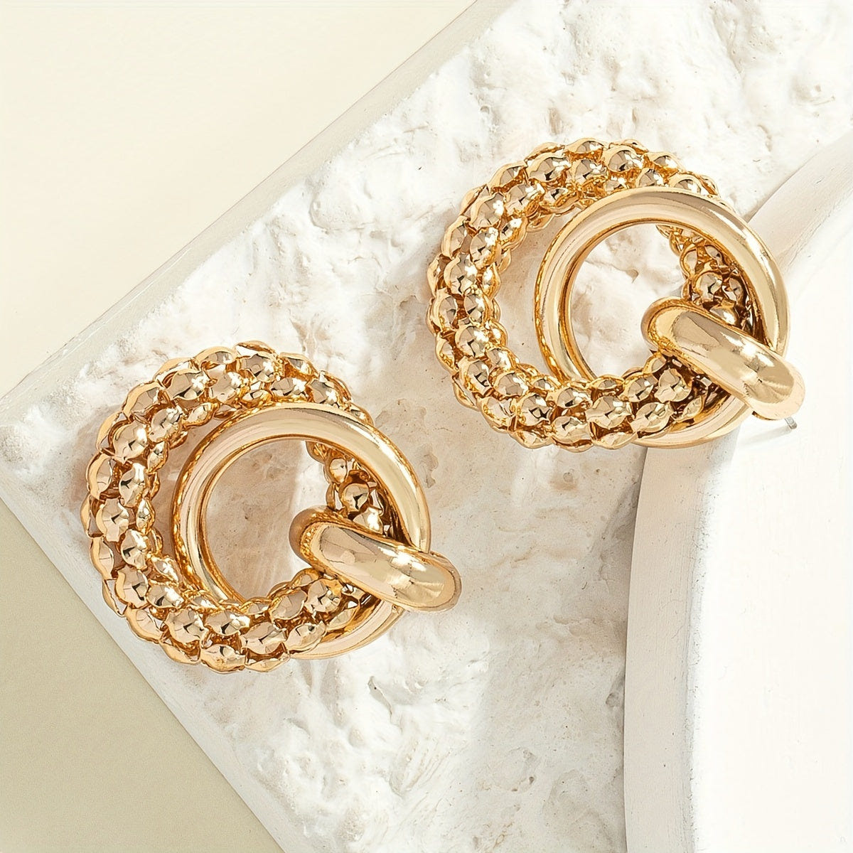 Elegantes pendientes geométricos dorados con diseño circular