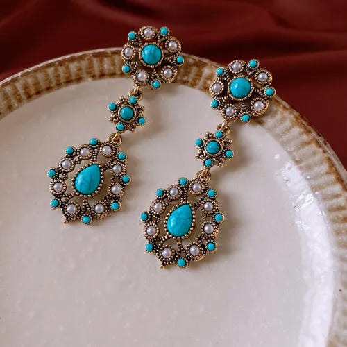 Pendientes chapados en oro con flores, turquesa y perlas