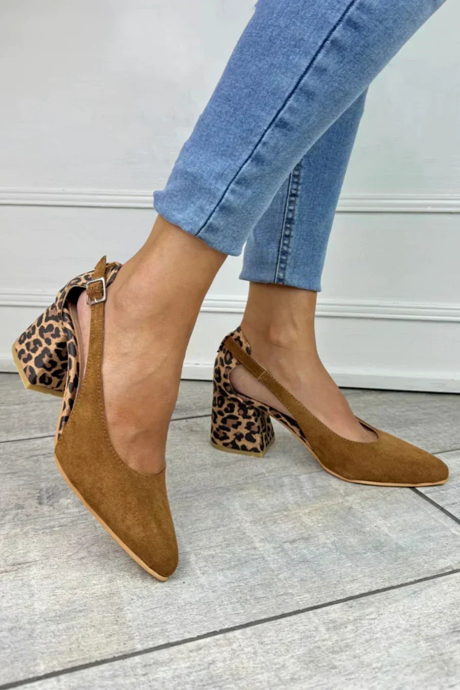 Zapatos destalonados de tacón con estampado de leopardo