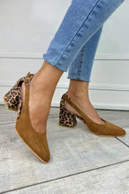 Zapatos destalonados de tacón con estampado de leopardo
