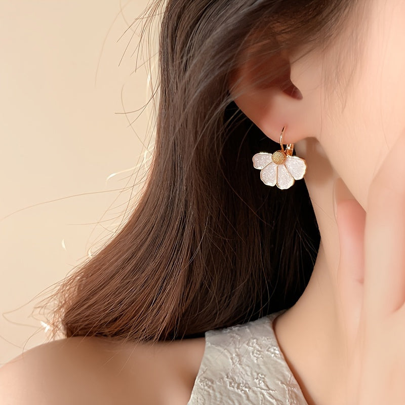 Pendientes colgantes elegantes con flor de cuatro pétalos esmaltada