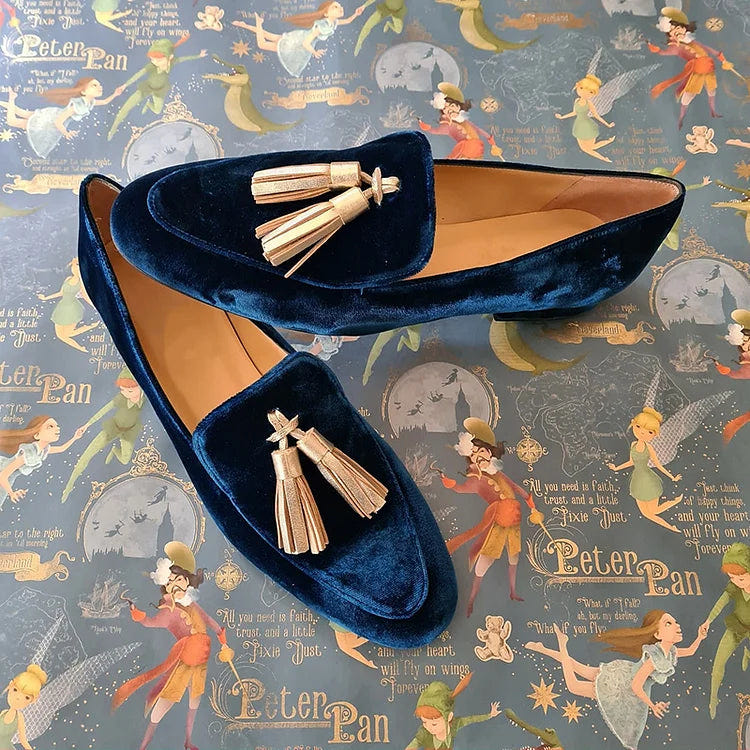 Mocasines de elegancia de medianoche con borlas color champán