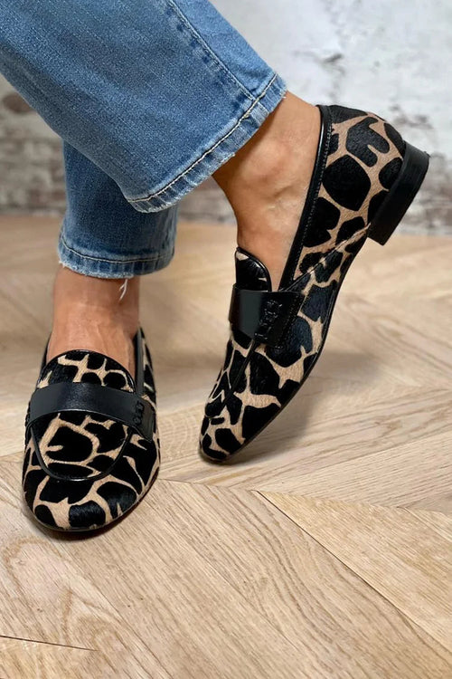 Mocasín con estampado animal y detalles elegantes