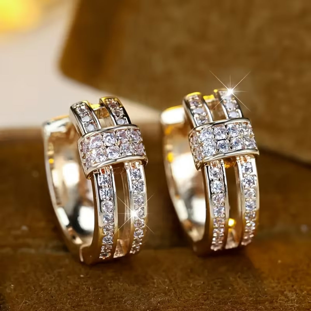 Pendientes huggie de triple fila con pavé  