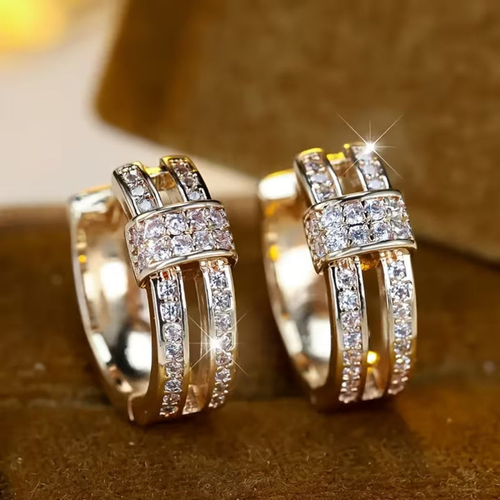 Pendientes huggie de triple fila con pavé  