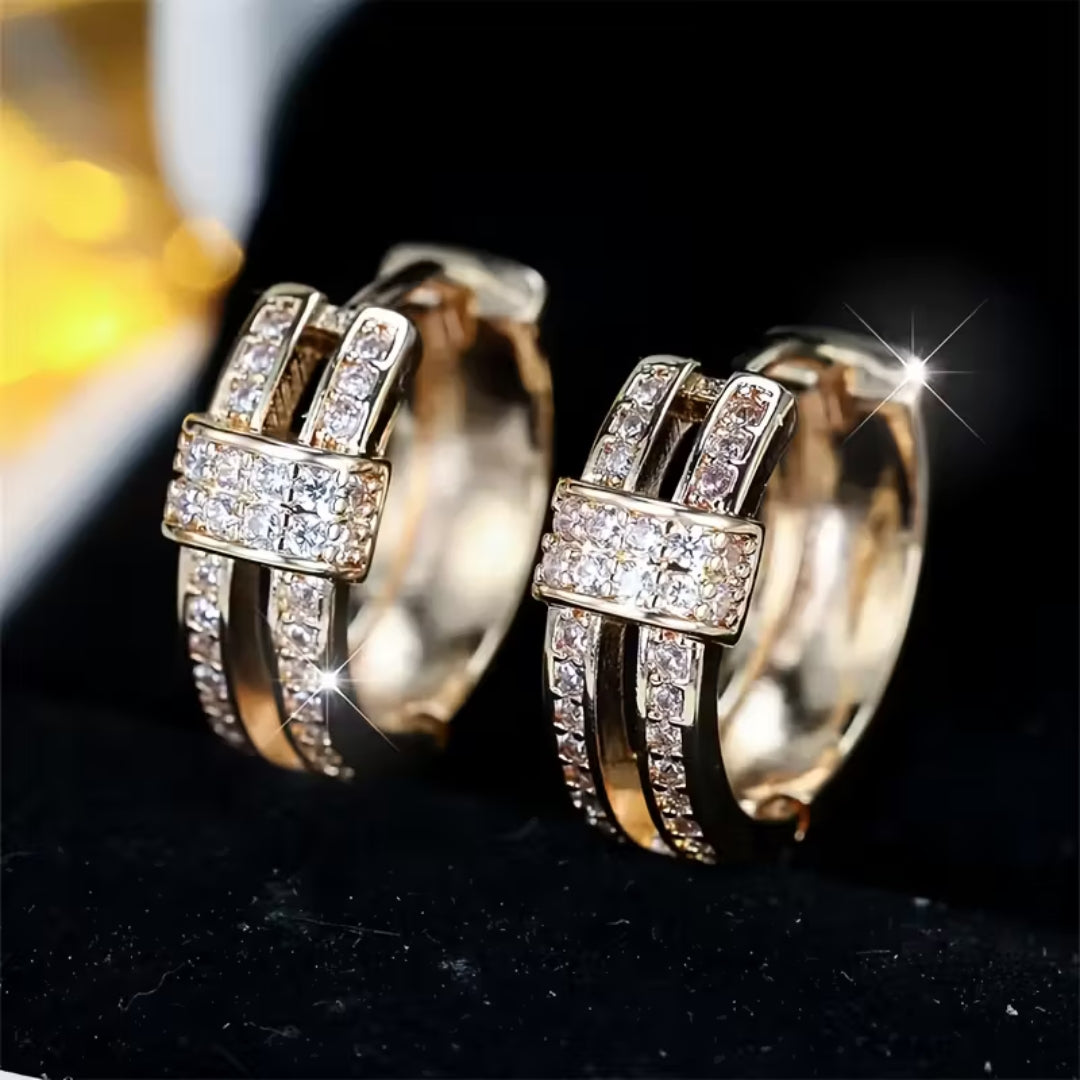 Pendientes huggie de triple fila con pavé  