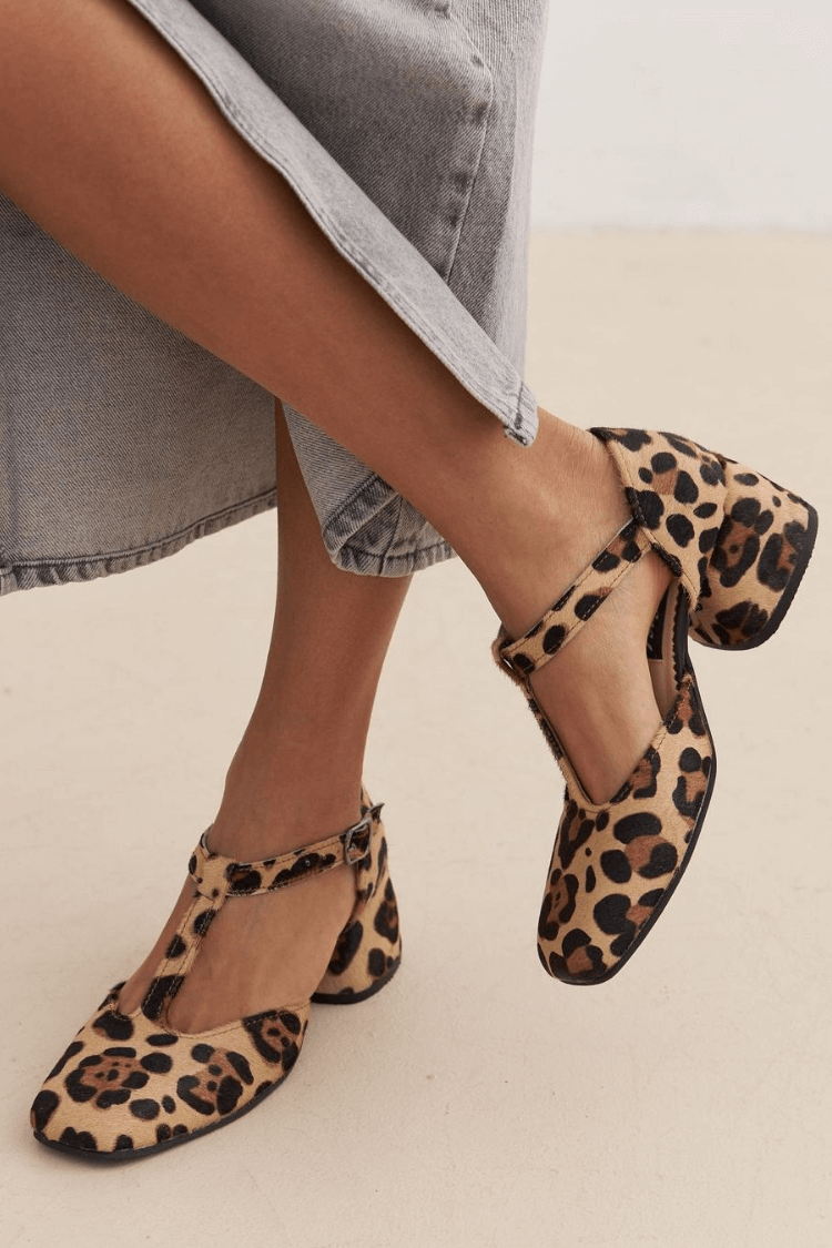 Zapatos de tacón ancho con tira en T y estampado de leopardo
