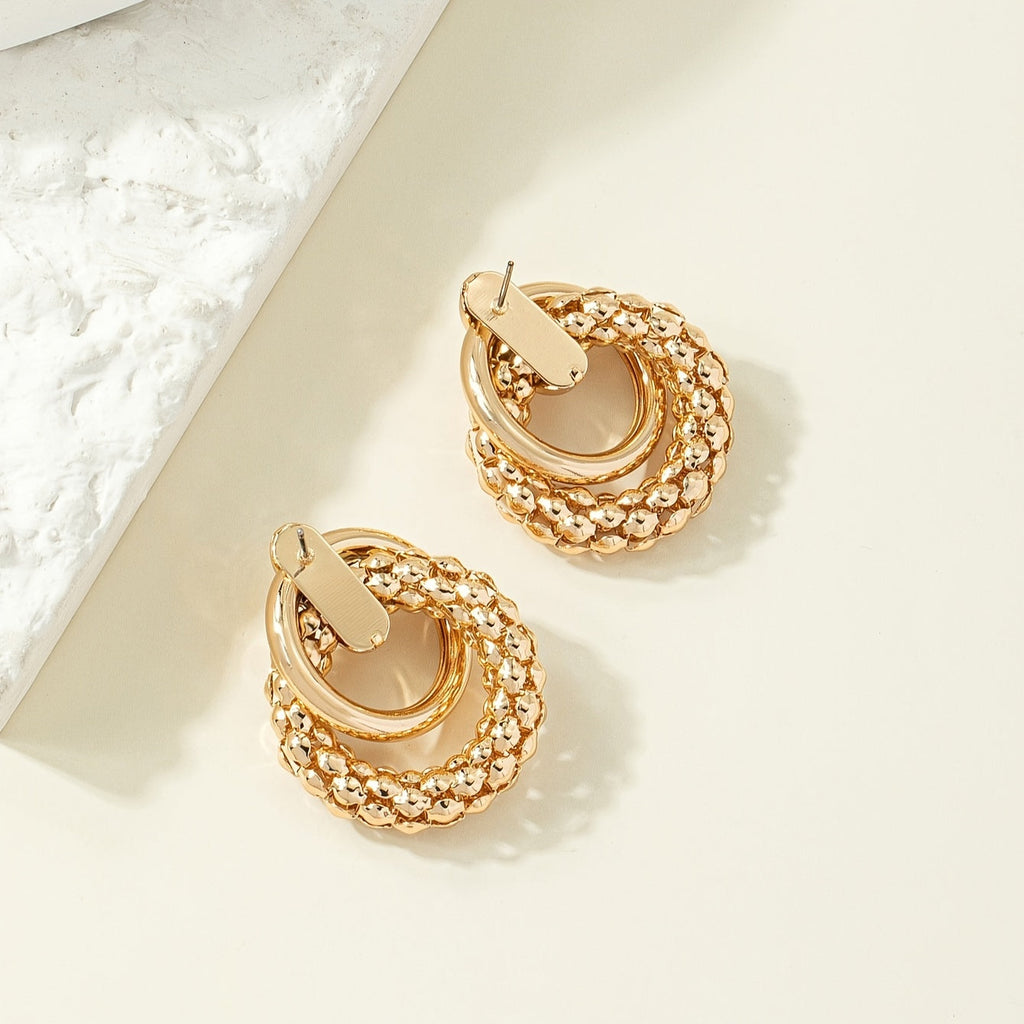 Elegantes pendientes geométricos dorados con diseño circular