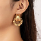 Elegantes pendientes geométricos dorados con diseño circular
