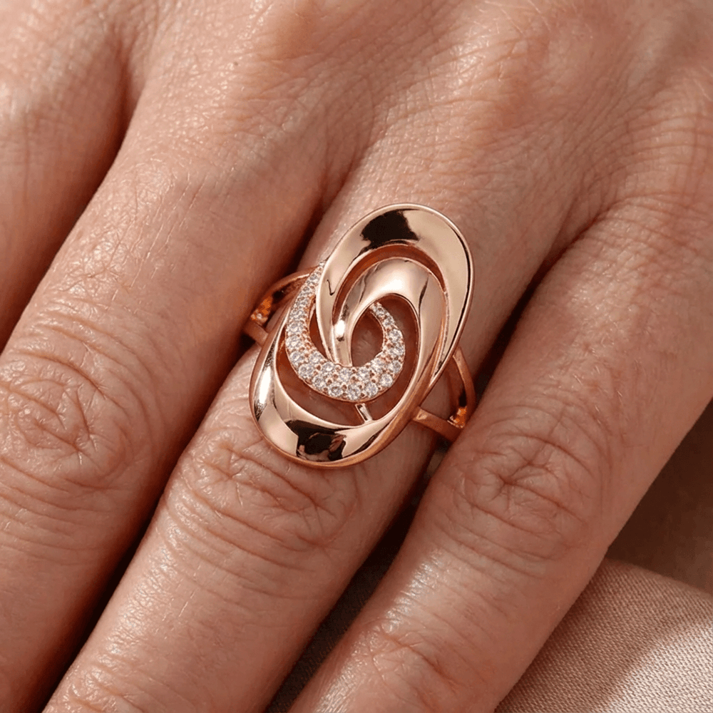 Elegant zirconia and gold ring