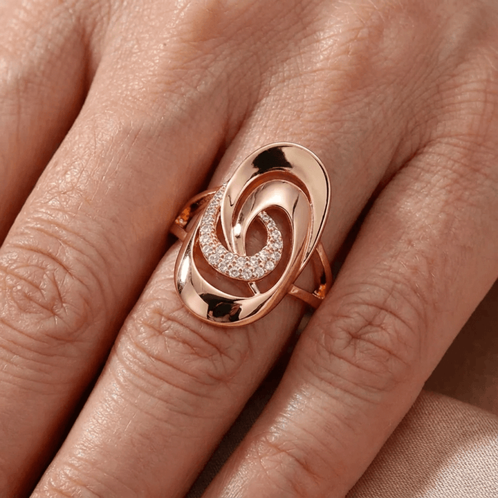 Elegant zirconia and gold ring