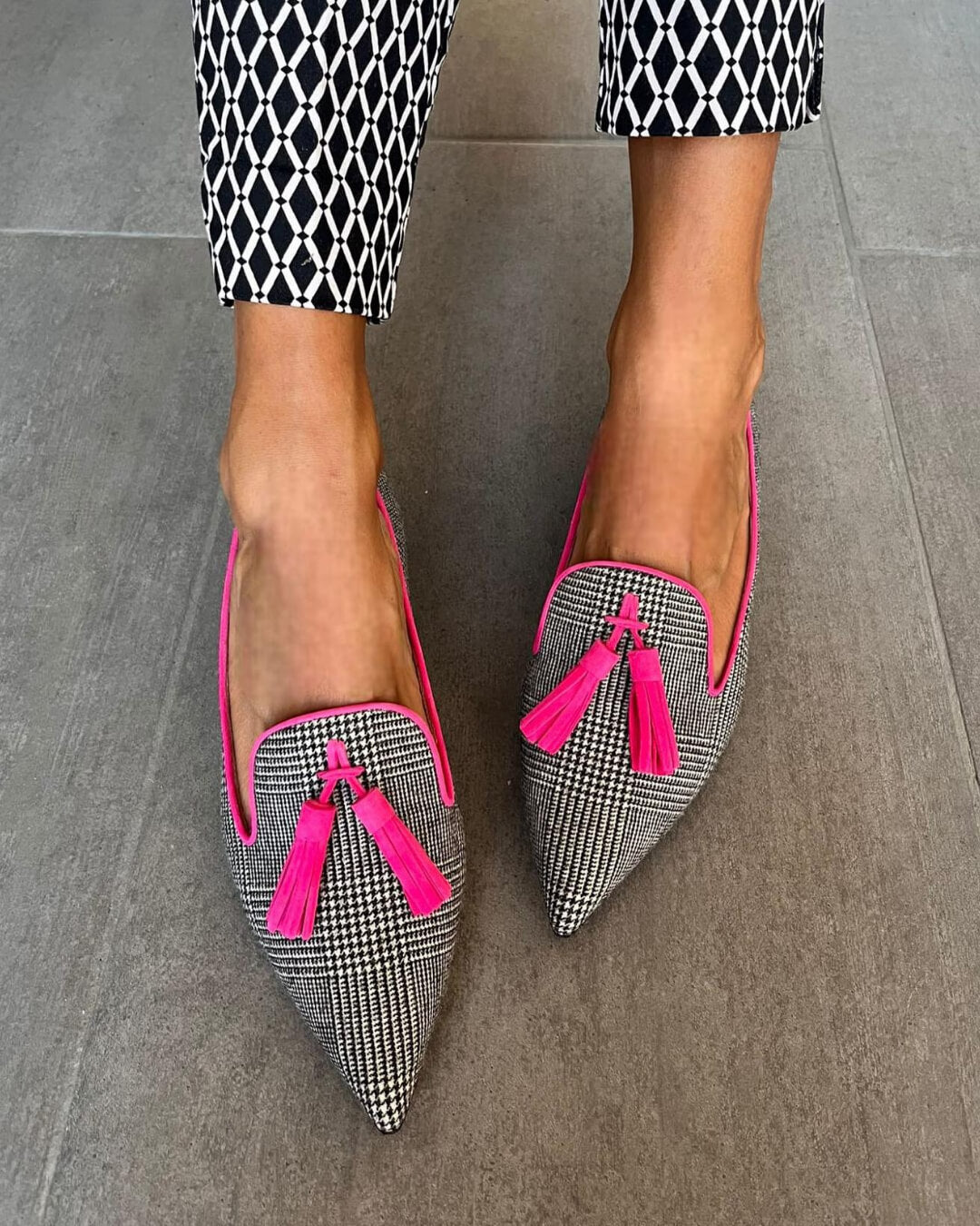 Mocasín en punta con flecos fluorescentes