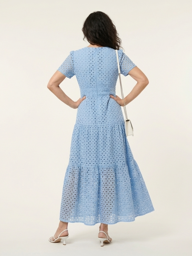 Brielle | Vestido midi escalonado de manga corta con escote en V