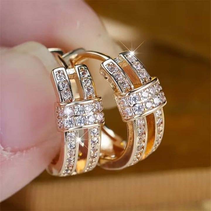 Pendientes huggie de triple fila con pavé  