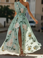 Julie | Vestido largo de gasa verde claro con estampado floral y un hombro descubierto