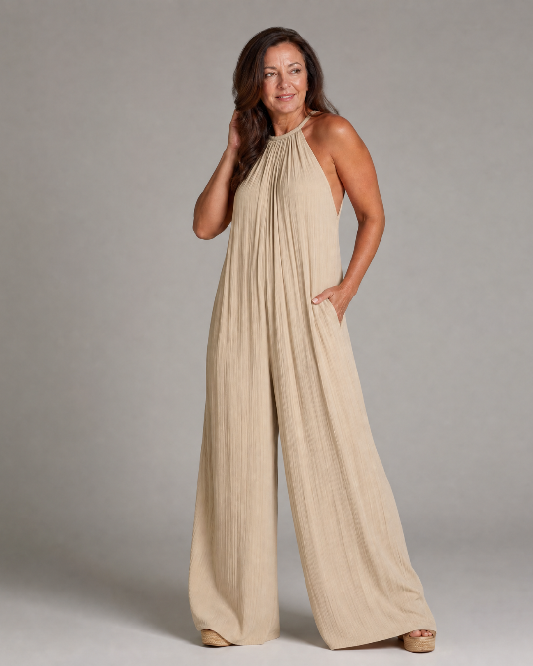 Sylvara | Mono holgado de pierna ancha con cuello halter plisado
