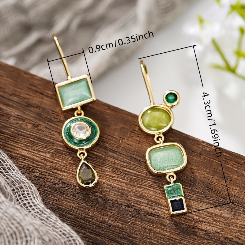 Pendientes colgantes vintage de piedra verde y oro con diseño geométrico