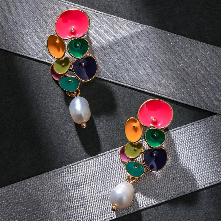 Pendientes colgantes florales esmaltados en verde con lágrima de jade  