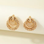 Elegantes pendientes geométricos dorados con diseño circular