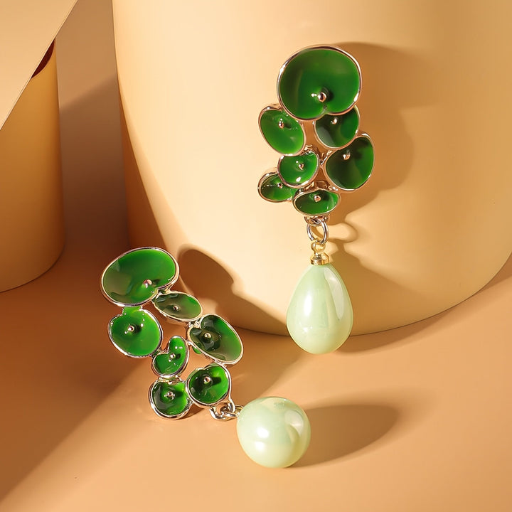 Pendientes colgantes florales esmaltados en verde con lágrima de jade  