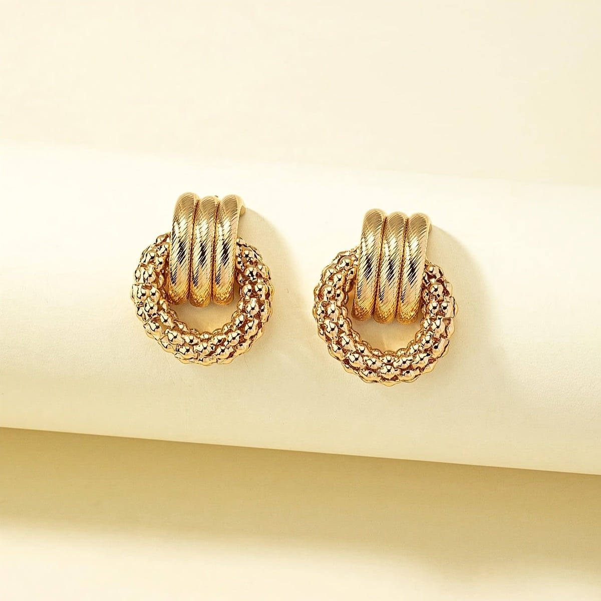 Elegantes pendientes geométricos dorados con diseño circular