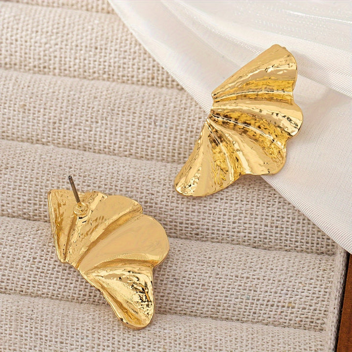 Elegantes Pendientes de Botón Texturizados en Forma de Abanico Dorado