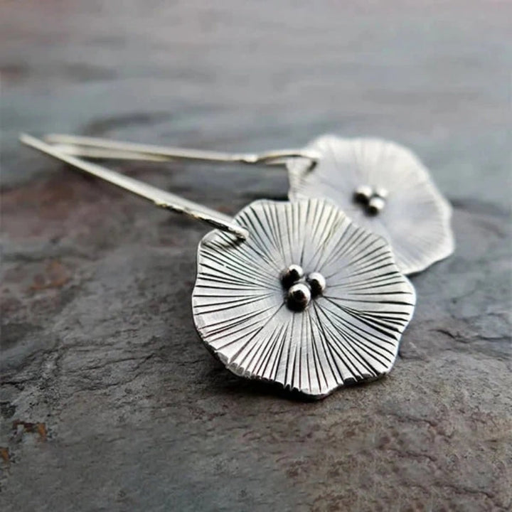 Pendientes colgantes de flor texturizada de plata hechos a mano  