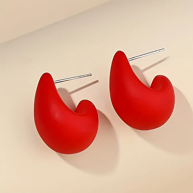 Pendientes minimalistas dorados en forma de C escultórica