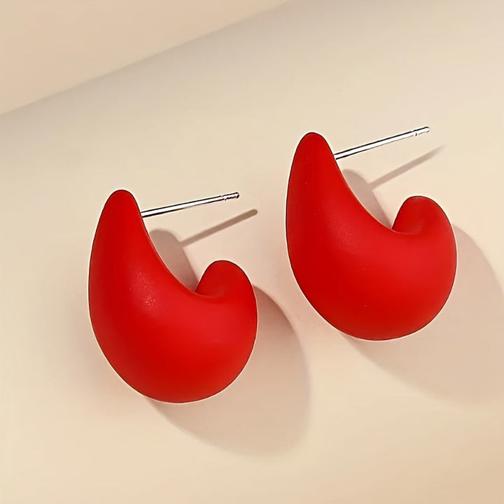 Pendientes minimalistas dorados en forma de C escultórica