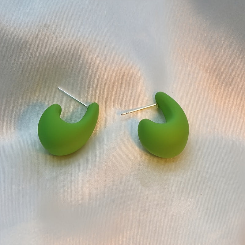 Pendientes minimalistas dorados en forma de C escultórica