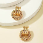 Elegantes pendientes geométricos dorados con diseño circular