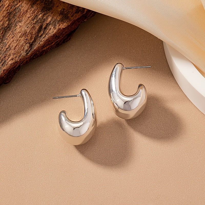 Pendientes minimalistas dorados en forma de C escultórica