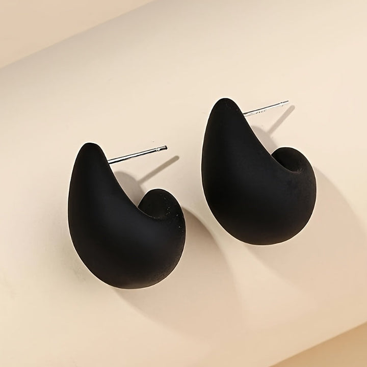 Pendientes minimalistas dorados en forma de C escultórica