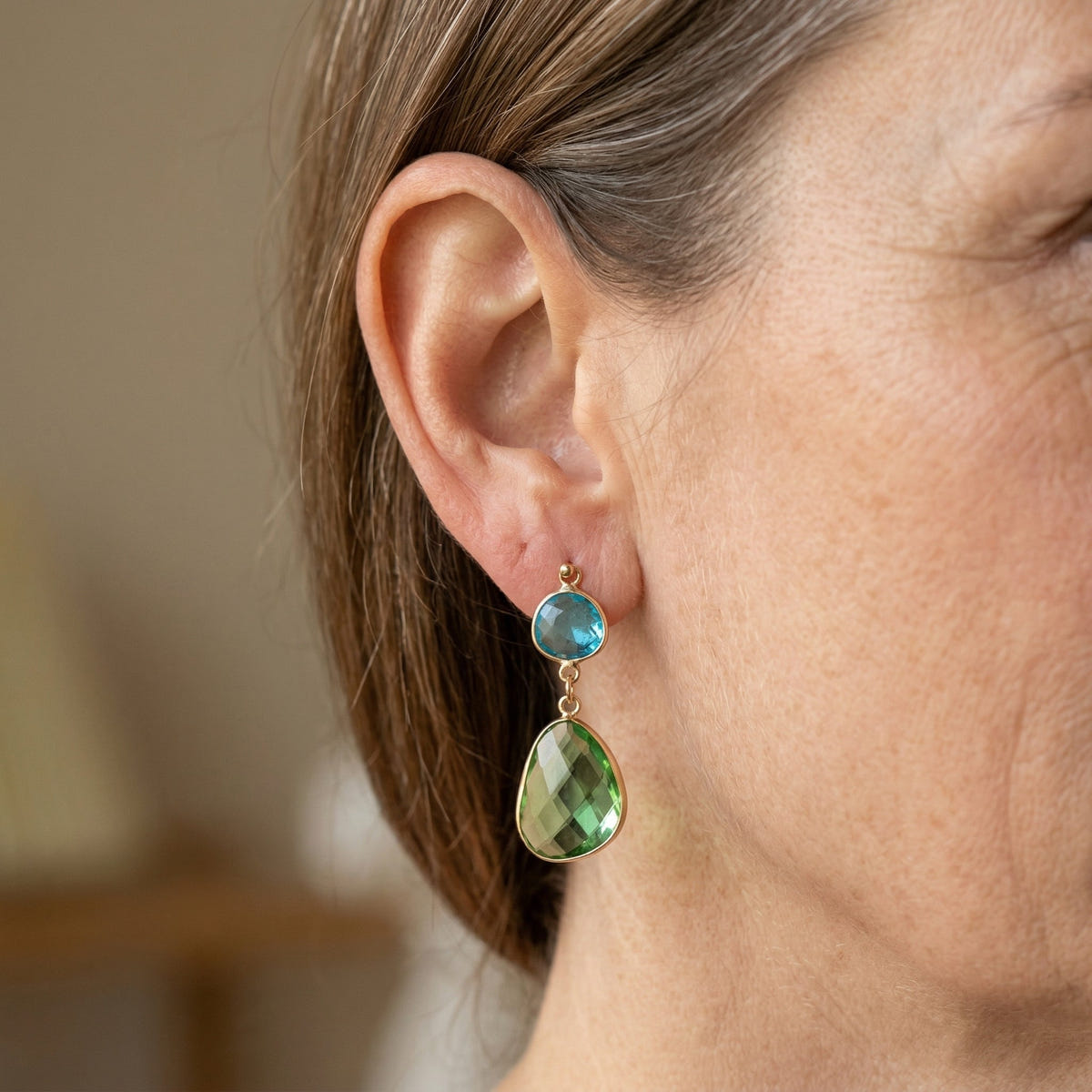 Pendientes minimalistas colgantes de peridoto dorado
