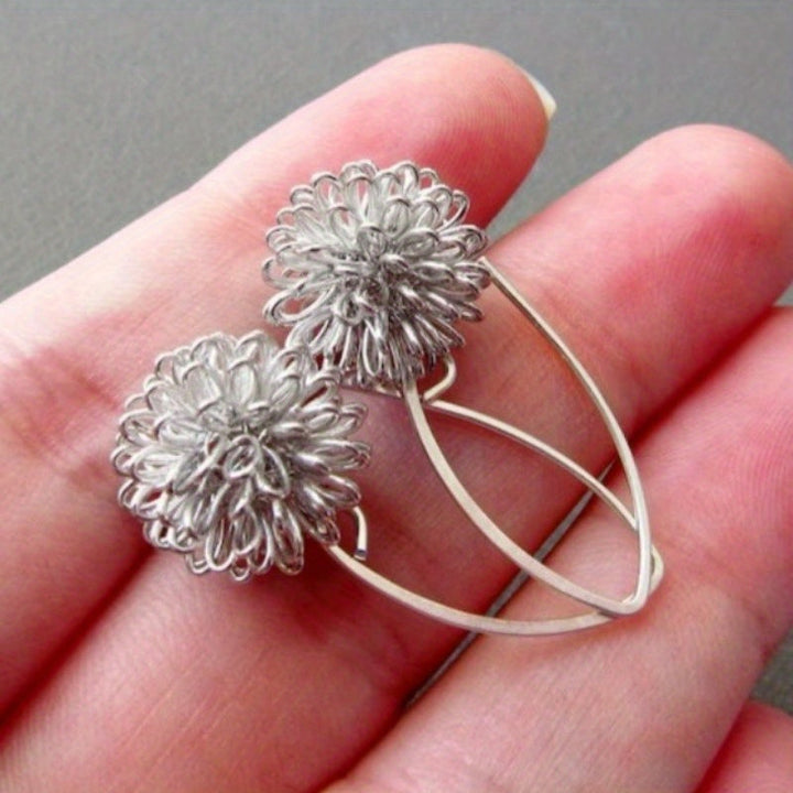 Pendientes colgantes artesanales de alambre de plata con flores