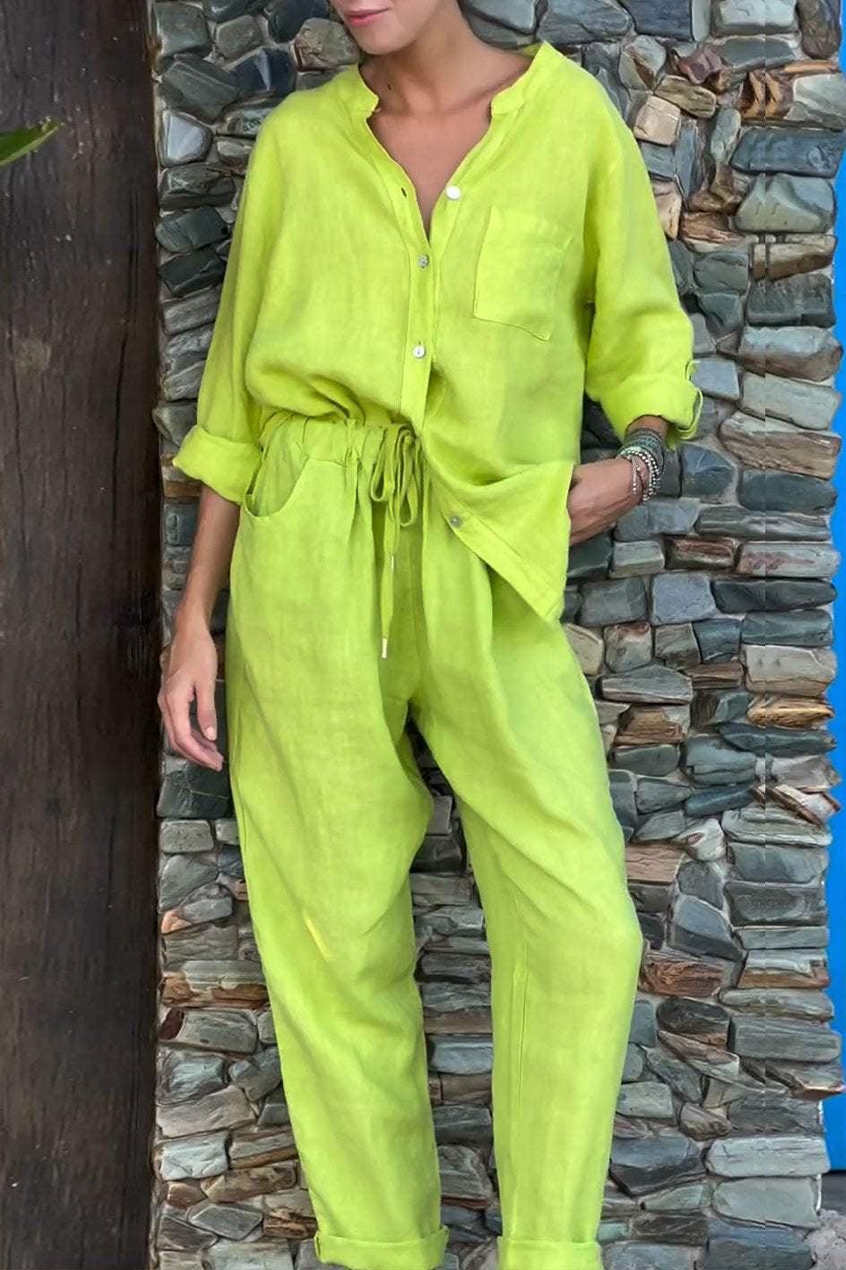 Conjunto de camisa com gola V e calça Liam