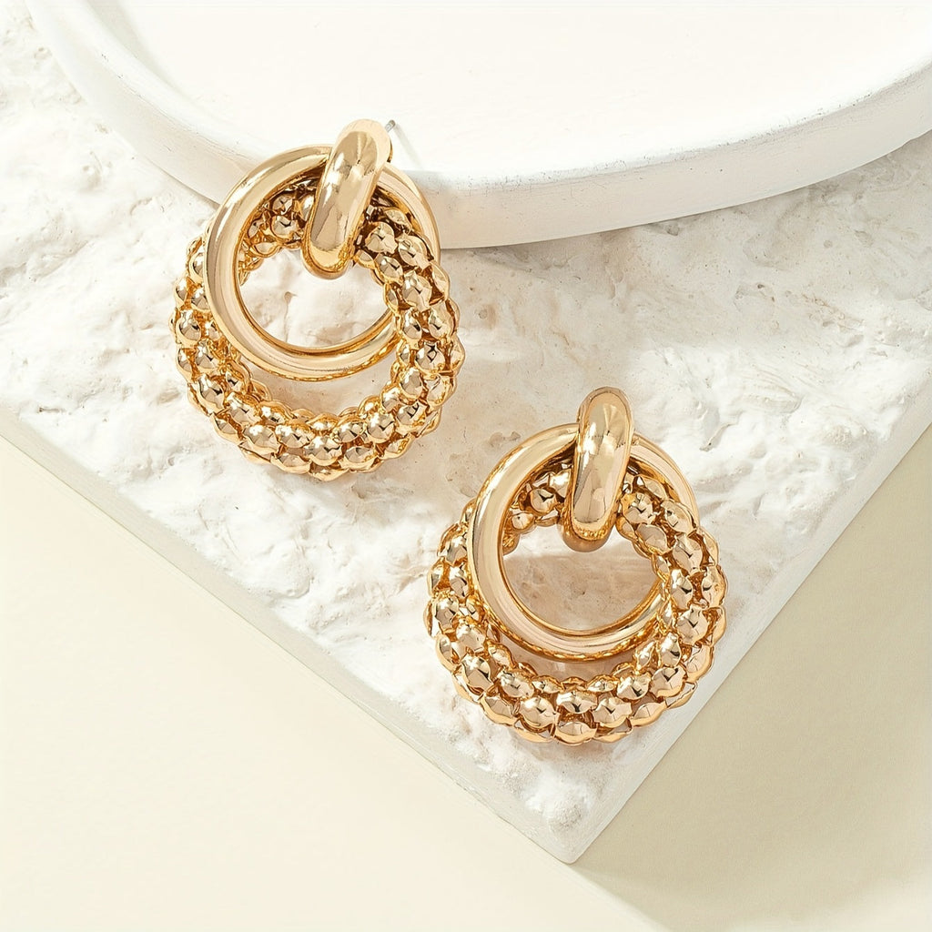 Elegantes pendientes geométricos dorados con diseño circular