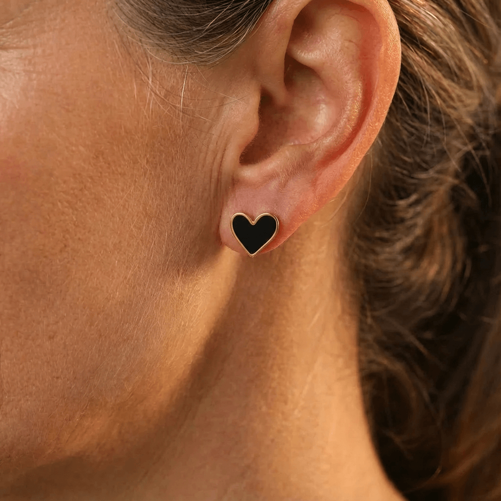 Elegantes Pendientes de Botón Boho de Corazón con Esmalte Negro