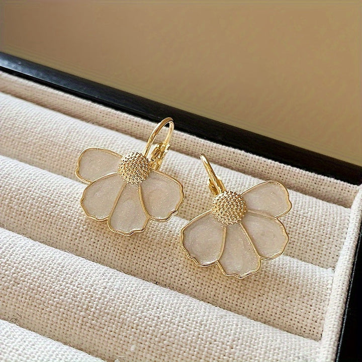 Pendientes colgantes elegantes con flor de cuatro pétalos esmaltada