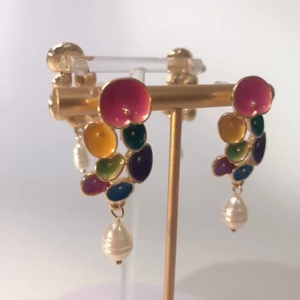 Pendientes colgantes florales esmaltados en verde con lágrima de jade  