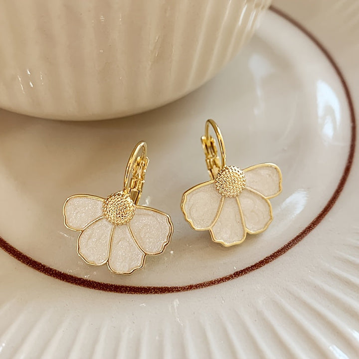 Pendientes colgantes elegantes con flor de cuatro pétalos esmaltada