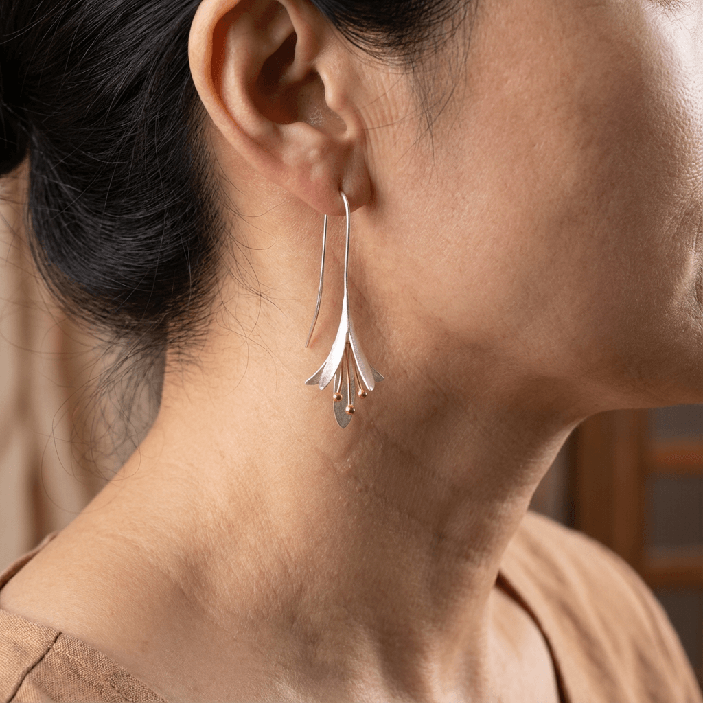 Pendientes modernos colgantes de pétalos en plata cepillada