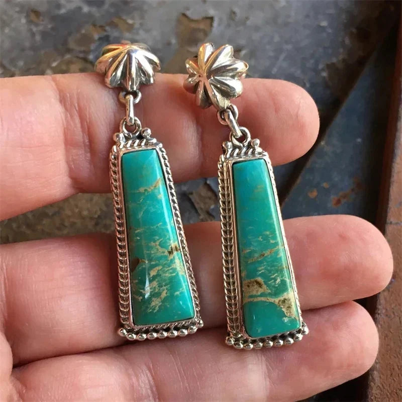 Pendientes colgantes rectangulares de turquesa con geometría color plata