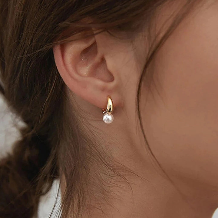 Pendientes únicos de perla dorada