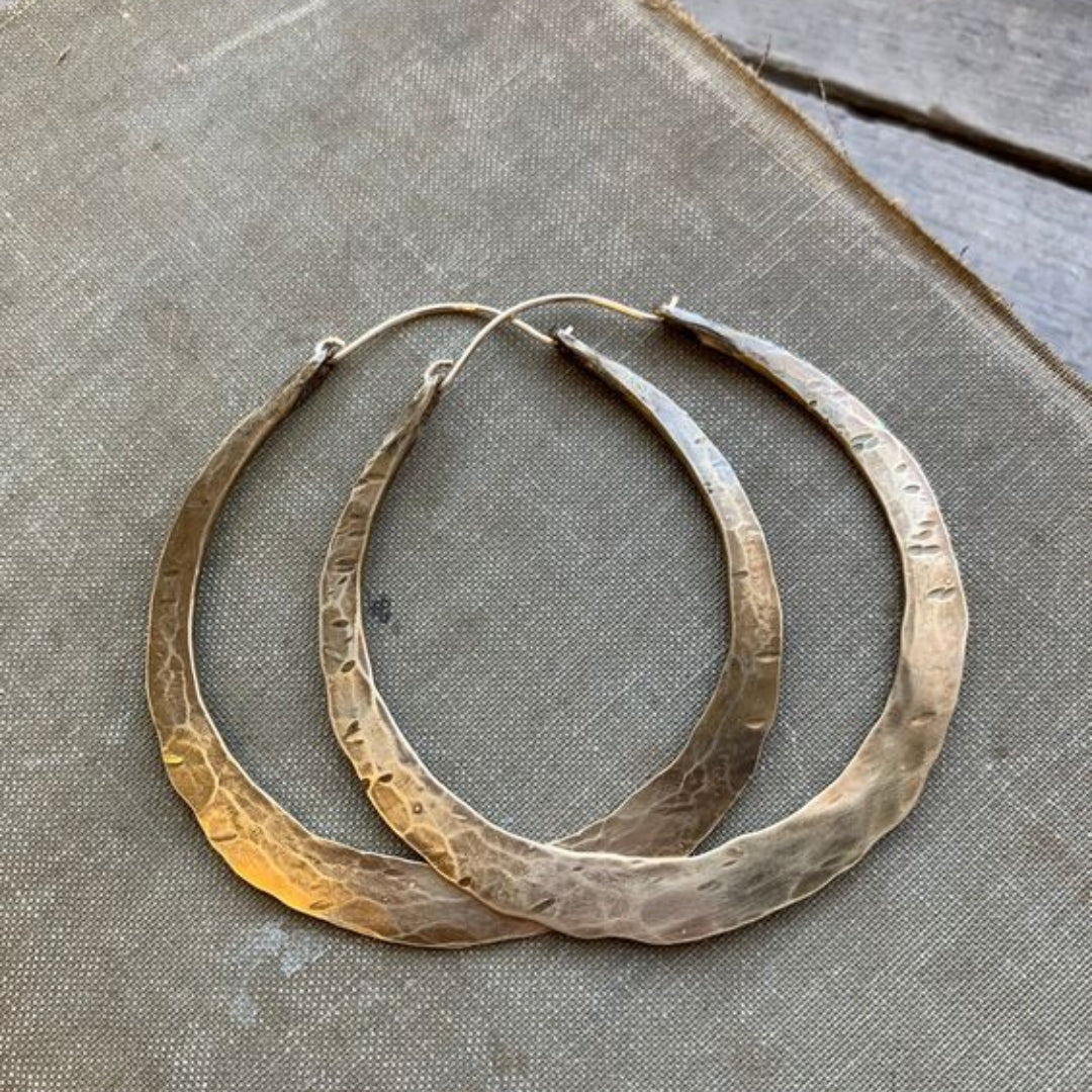 Pendientes vintage de aro martillado tono dorado