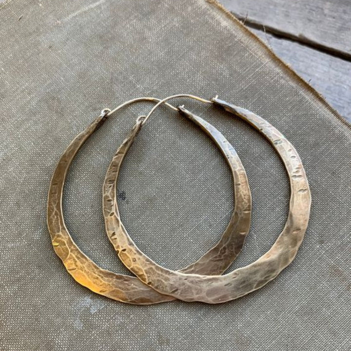 Pendientes vintage de aro martillado tono dorado